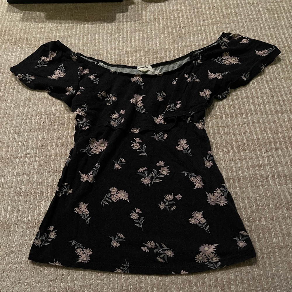 garage floral black ruffle off the shoulder top, free beauty gift w purchase!